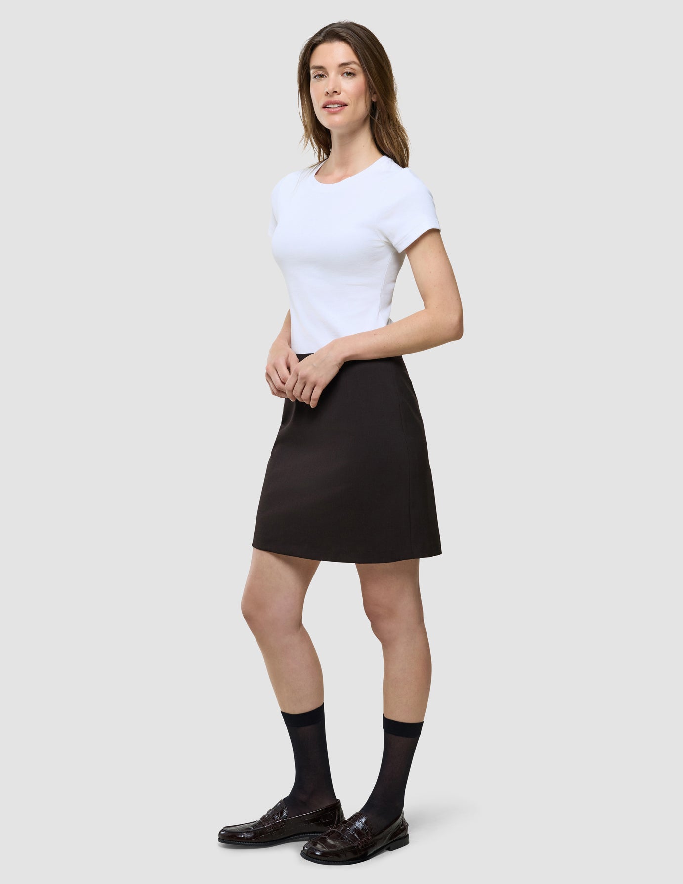 Ease Shirt i Mocha Melange og Black Skirt, helfigur med hvid baggrund.